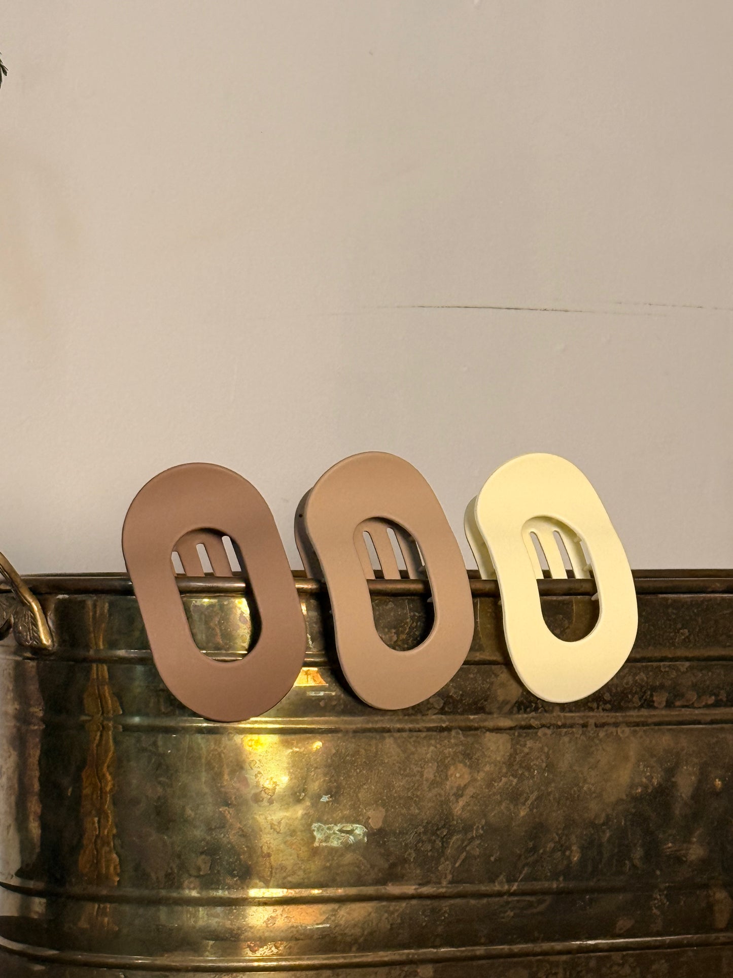 Medium Round Hair Claw Clips | Neutral